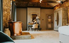 Le Petit Chateau & William De Percy